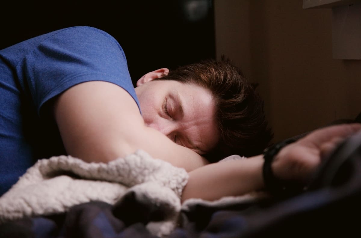 Estos son los beneficios que dormir de lado tiene para tu salud