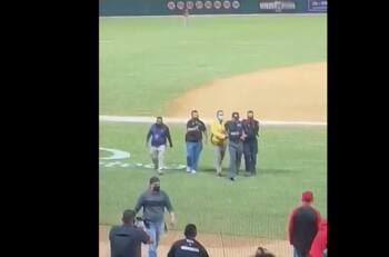 Umpire de LMP es detenido por la policía en pleno juego entre Mayos y Venados