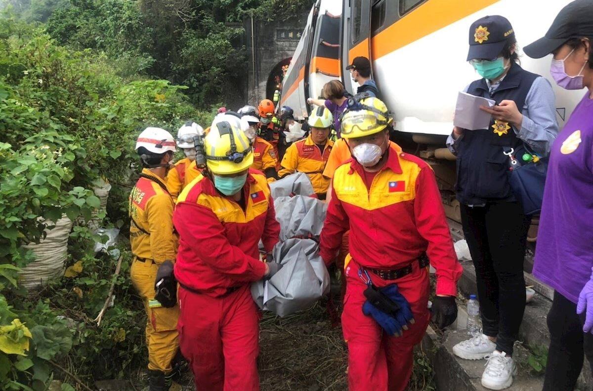 Terrible: choque entre tren y camión deja 51 muertos y más de 100 heridos en Taiwán