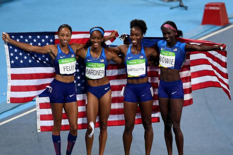 Tori Bowie, junto a English Gardner, Allyson Felix y Tianna Bartoletta festejan la obtención del oro olímpico en Río 2016.