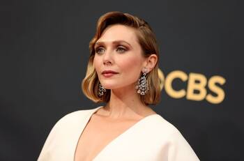 Elizabeth Olsen deslumbró en los Emmy con vestido diseñado por las gemelas Olsen
