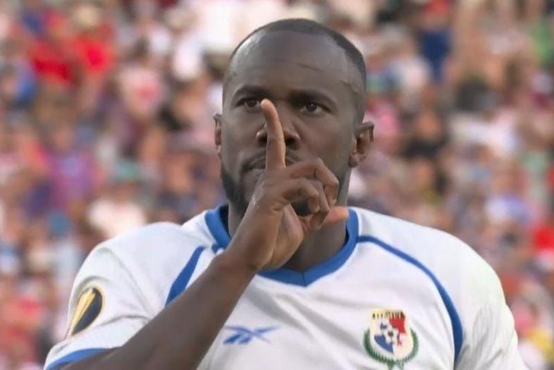 El futbolista Cecilio Waterman haciendo el gesto de silencio con su dedo índice sobre la boca en la semifinal de la Copa Oro 2023 entre Panamá y Estados Unidos.