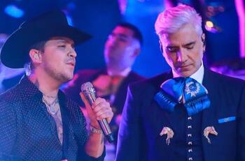 Así fue el momento en que Alejandro Fernández y Christian Nodal homenajearon a Vicente Fernández