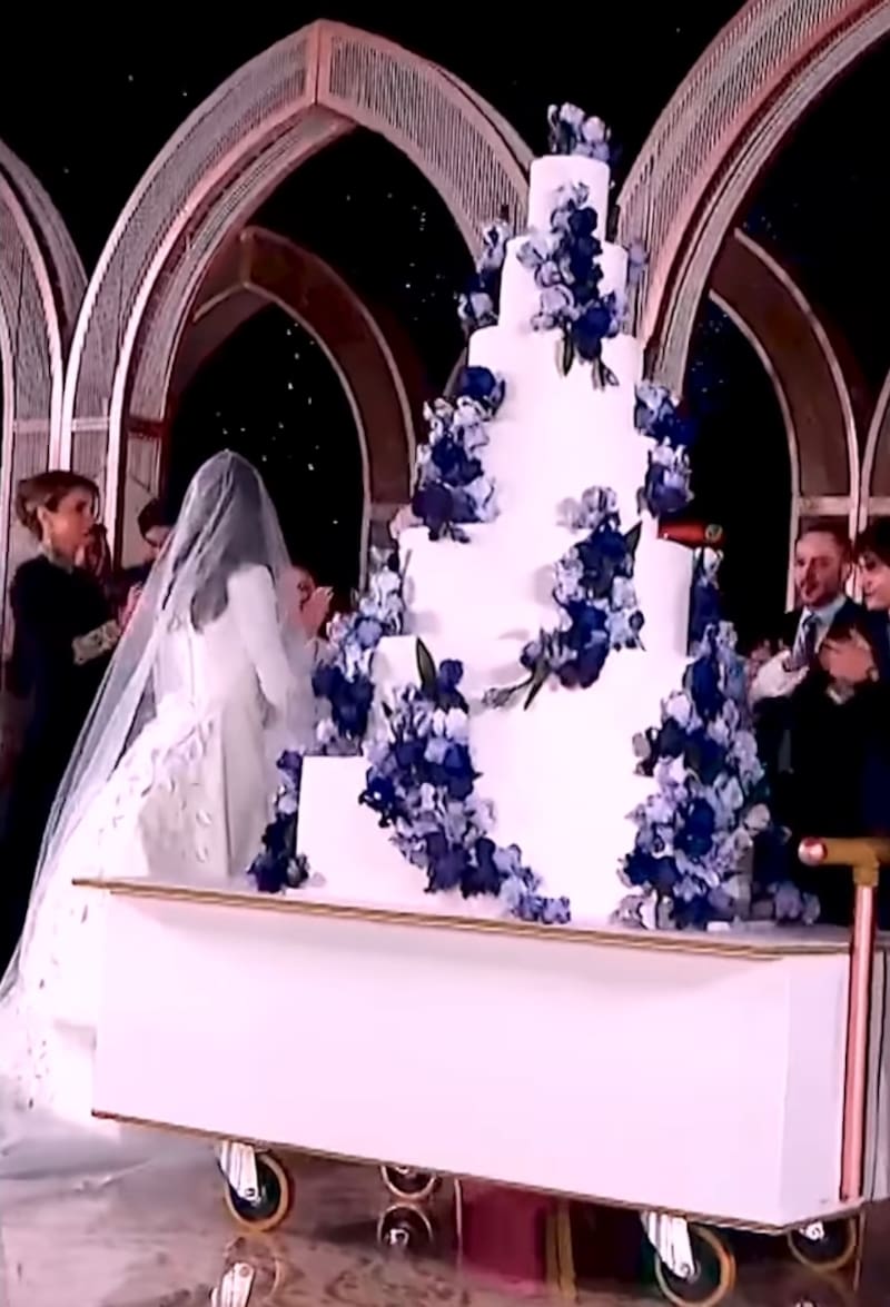 La pareja partió el pastel con una espada, tal como ocurrió en la boda de la princesa Imán.