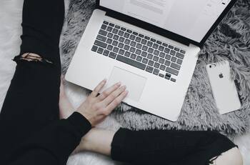 ¿Cargas tu celular encima de tu cama? Esta es la razón por la que nunca debes hacerlo