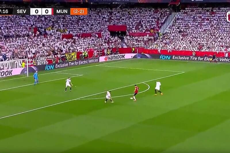 Harry Maguire cometió un grave error en el 1-0 del Sevilla.