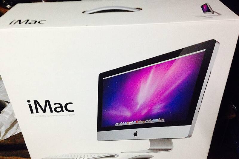 Roban computadora a hombre en plena calle.