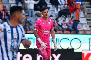 Video: Raúl Gudiño comete un terrible error que le costó caro a las Chivas