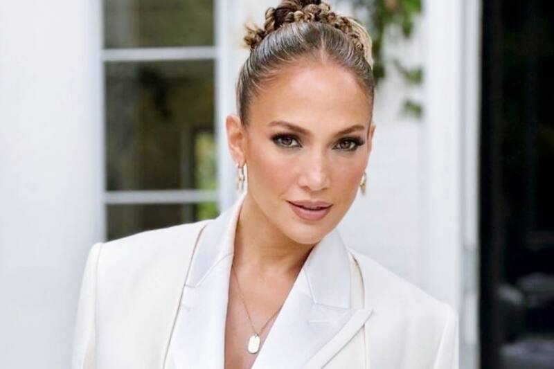 Jennifer Lopez La actriz y cantante organizó una "fiesta Delola" para ver su película "The Mother" con su mamá y su suegra. - Créditos: Instagram @jlo