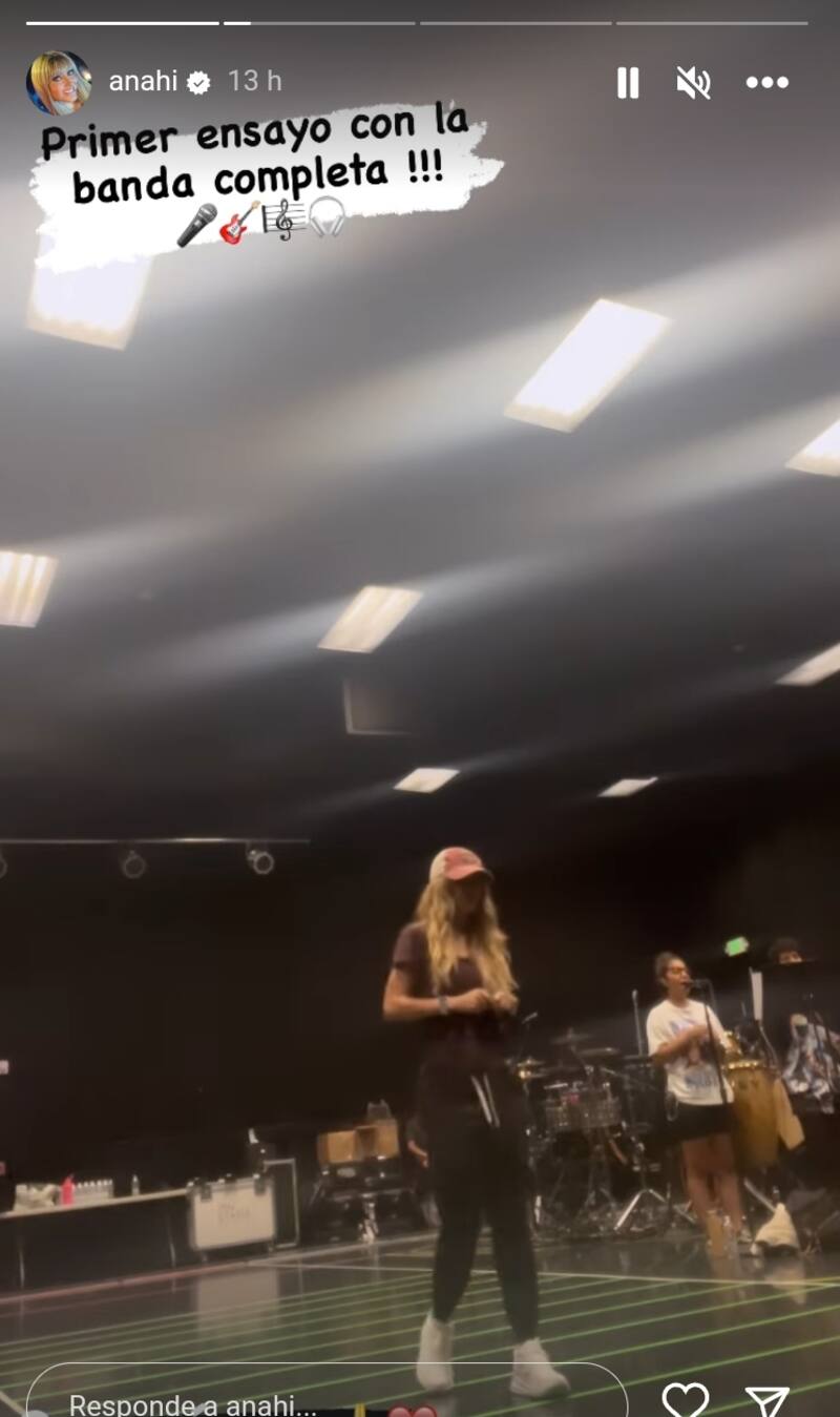 La cantante dio un vistazo a los ensayos de RBD con la banda completa.