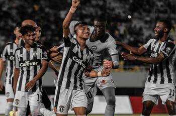 VIDEO | Anota de penal, se burla del portero y todo termina en empujones en Malasia