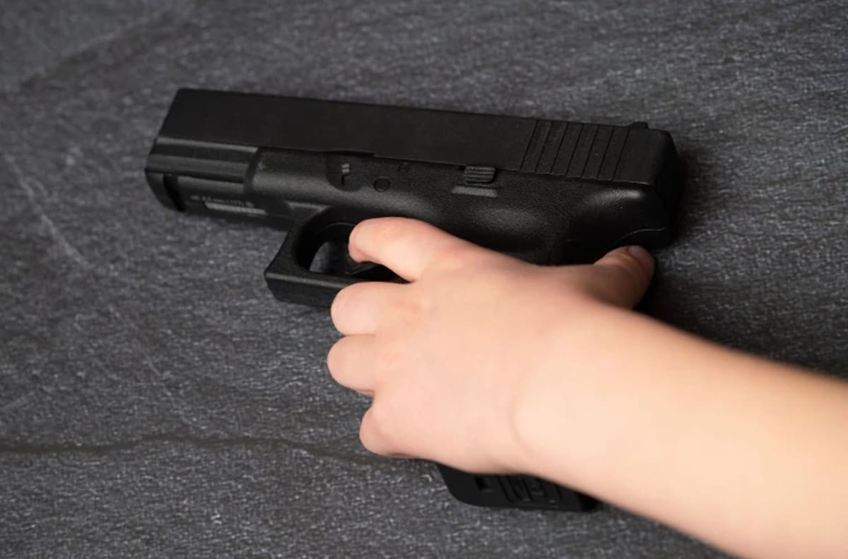 Encuentran arma de fuego a niño de 8 años en escuela de Coahuila