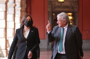 AMLO genera lluvia de memes tras errores durante la bienvenida a Kamala Harris