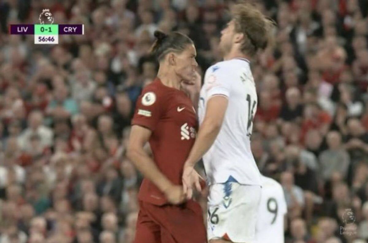 VIDEO | Afición del Liverpool abuchea a Darwin Núñez por aventar cabezazo en partido contra Crystal Palace