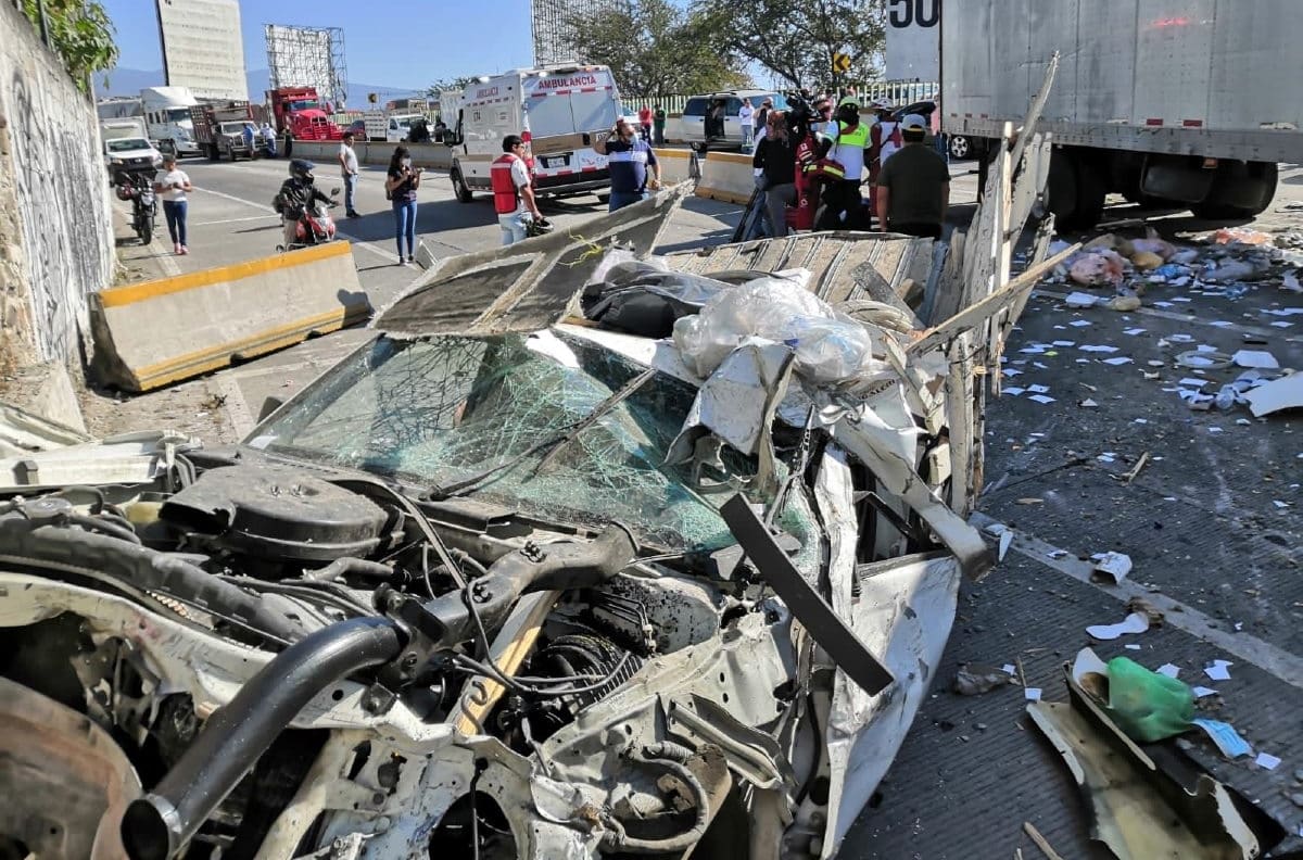 Accidente: Caída del tráiler de un camión provoca choque múltiple en el Paso Exprés de Cuernavaca