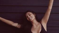 Demi Moore deslumbra en traje de baño junto a sus hijas, ¡parece su hermana!