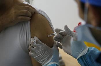 Vacunan con agua a 2 mil 500 personas en la India