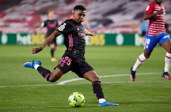 Real Madrid golea al Granada y se pone como líder en la La Liga