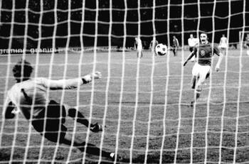 VIDEO | Hoy se cumplen 46 años del nacimiento de la definición del penalti “a lo panenka”