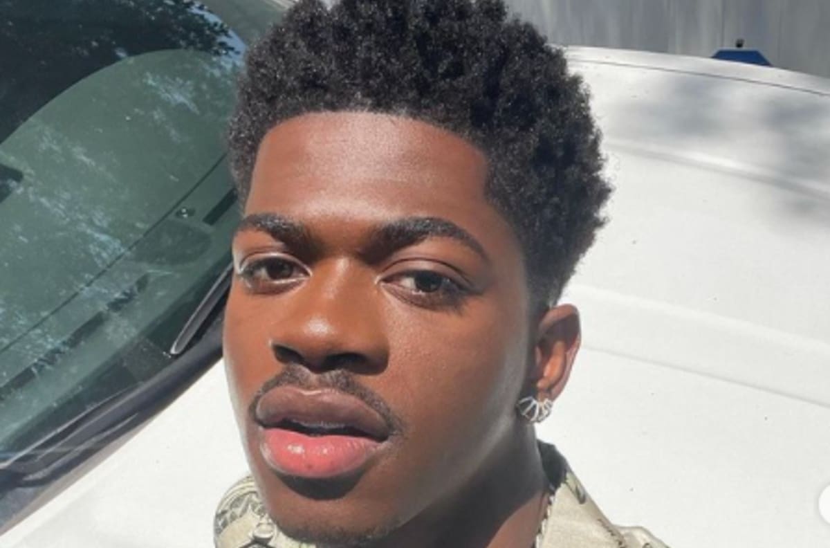 Lil Nas X y Tony Hawk dan consejos para practicar skateboarding