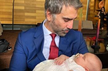 Alejandro Fernández canta una canción de Cepillín a su nieta Cayetana