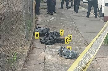 Arrojan bolsas de plástico con restos humanos afuera del penal de Barrientos en Tlalnepantla