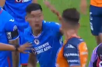 VIDEO | El ‘cachetadon’ que se llevó Pablo Parra en el Puebla vs Cruz Azul