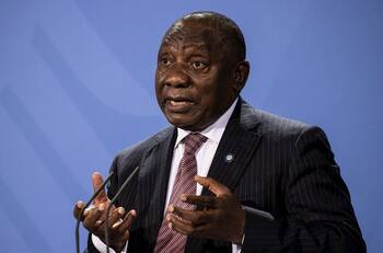 El presidente de Sudáfrica informó que dio positivo a covid-19