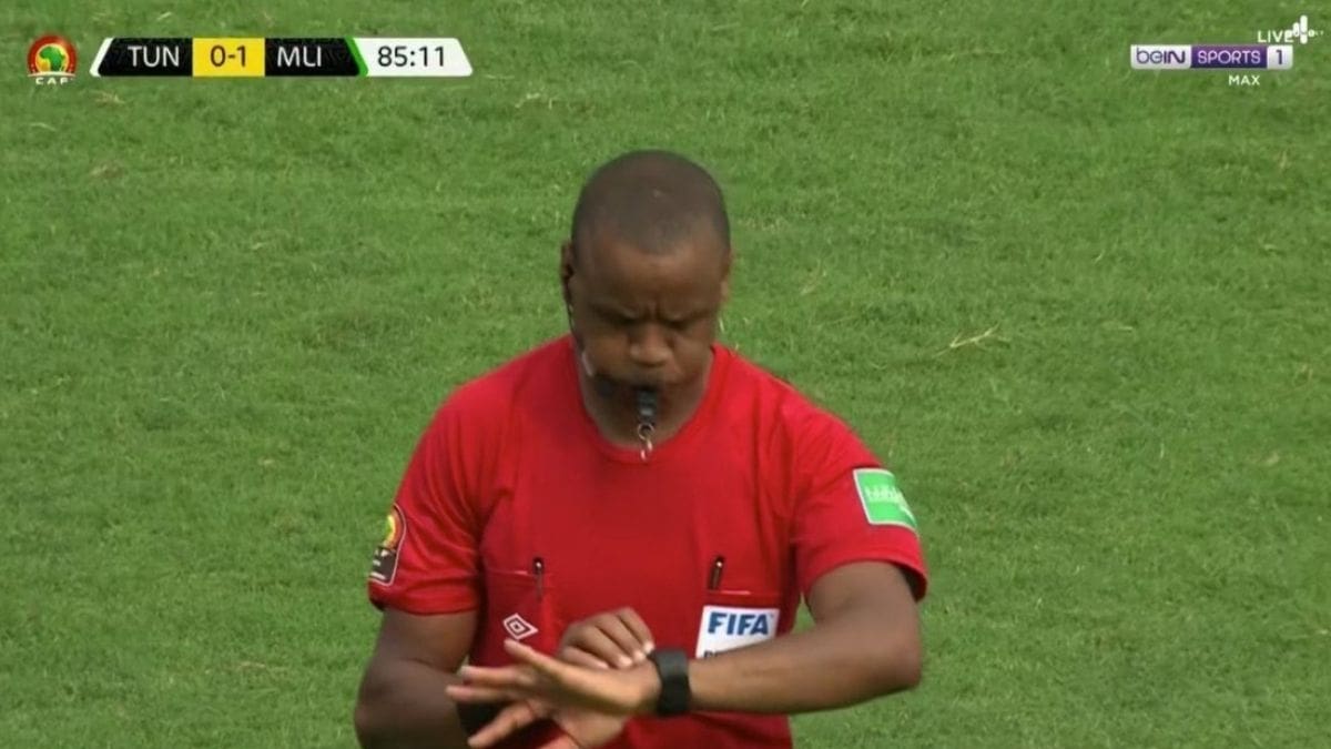¡Escándalo increíble! Árbitro terminó partido dos veces antes del 90 en la Copa Africana (video)