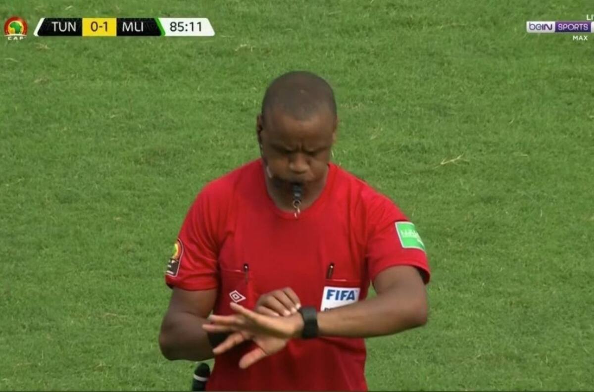 ¡Escándalo increíble! Árbitro terminó partido dos veces antes del 90 en la Copa Africana (video)