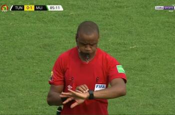 ¡Escándalo increíble! Árbitro terminó partido dos veces antes del 90 en la Copa Africana (video)