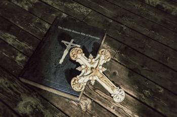 Reviven hilo sobre un supuesto exorcismo en la Facultad de psicología de la UNAM