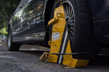 VIDEO | Conductor maneja con la "araña" puesta y se hace viral