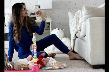 Ximena Navarrete recibe críticas por alimentar a su hija con leche materna