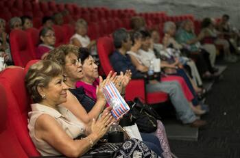 Conoce los descuentos que puedes recibir en el cine con la credencial de INAPAM