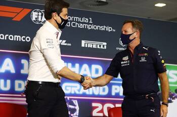 Toto Wolff espera que este piloto tome el asiento de Max Verstappen o Sergio Pérez en Red Bull