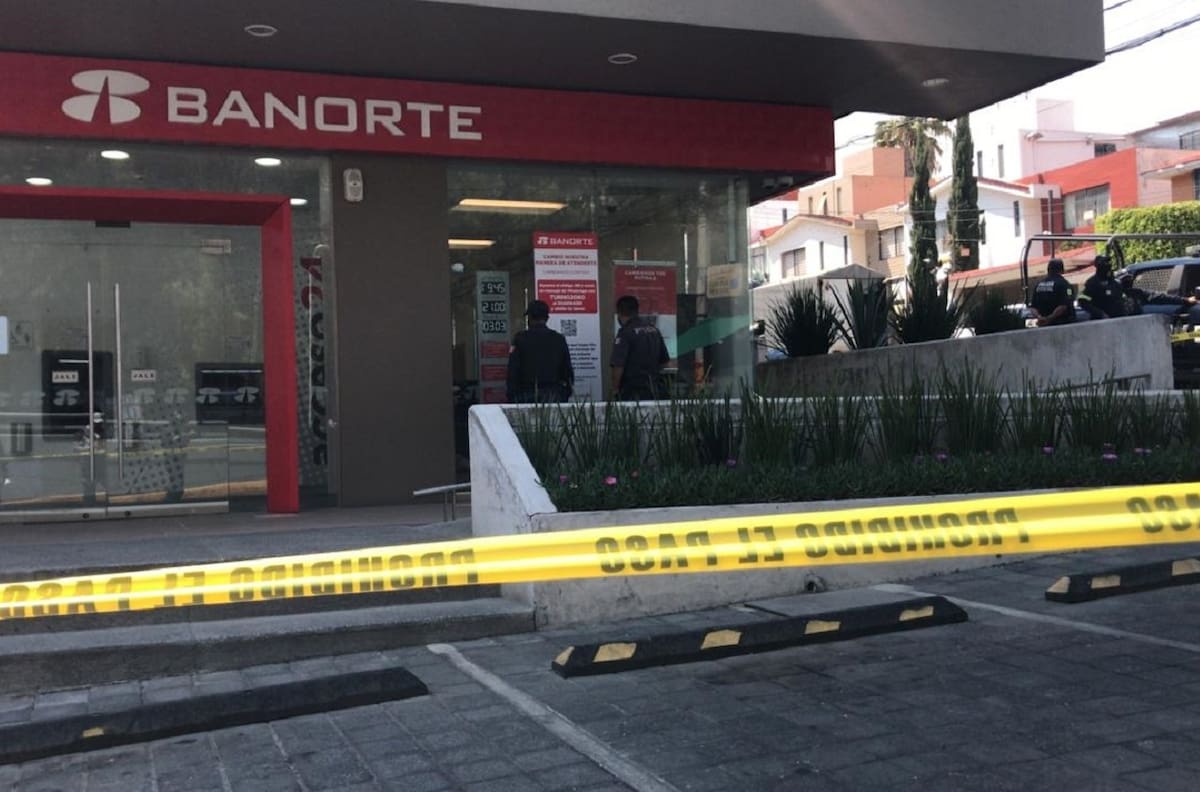 Robo a Banorte terminó en balacera entre asaltantes y policías: un herido y un muerto en Satélite