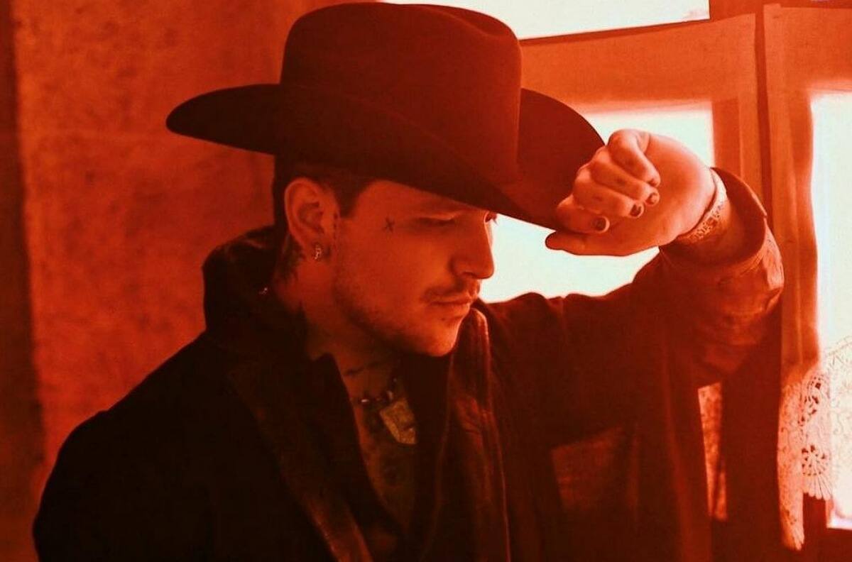 Padres de Christian Nodal enfrentan demanda por fraude