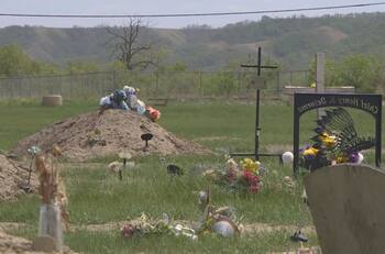 Hallan 751 tumbas anónimas en internado para niños indígenas en Canadá