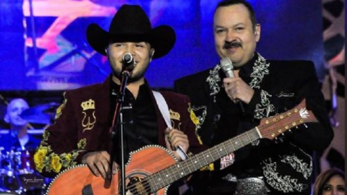 Causa controversia fotografía de Pepe Aguilar besando en la boca a su hijo, Leonardo