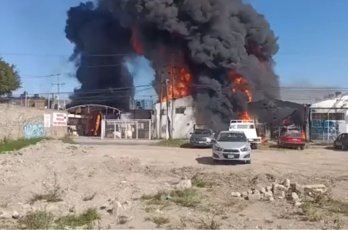 Se incendia fábrica de solventes en Tlaquepaque, reportan viviendas dañadas