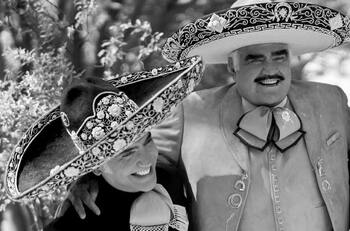 Alejandro Fernández le canta emotivamente a Vicente Fernández durante su homenaje de cuerpo presente