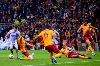 Pedri vuelve a dar cátedra en el Barcelona y los califica a cuartos de la Europa League