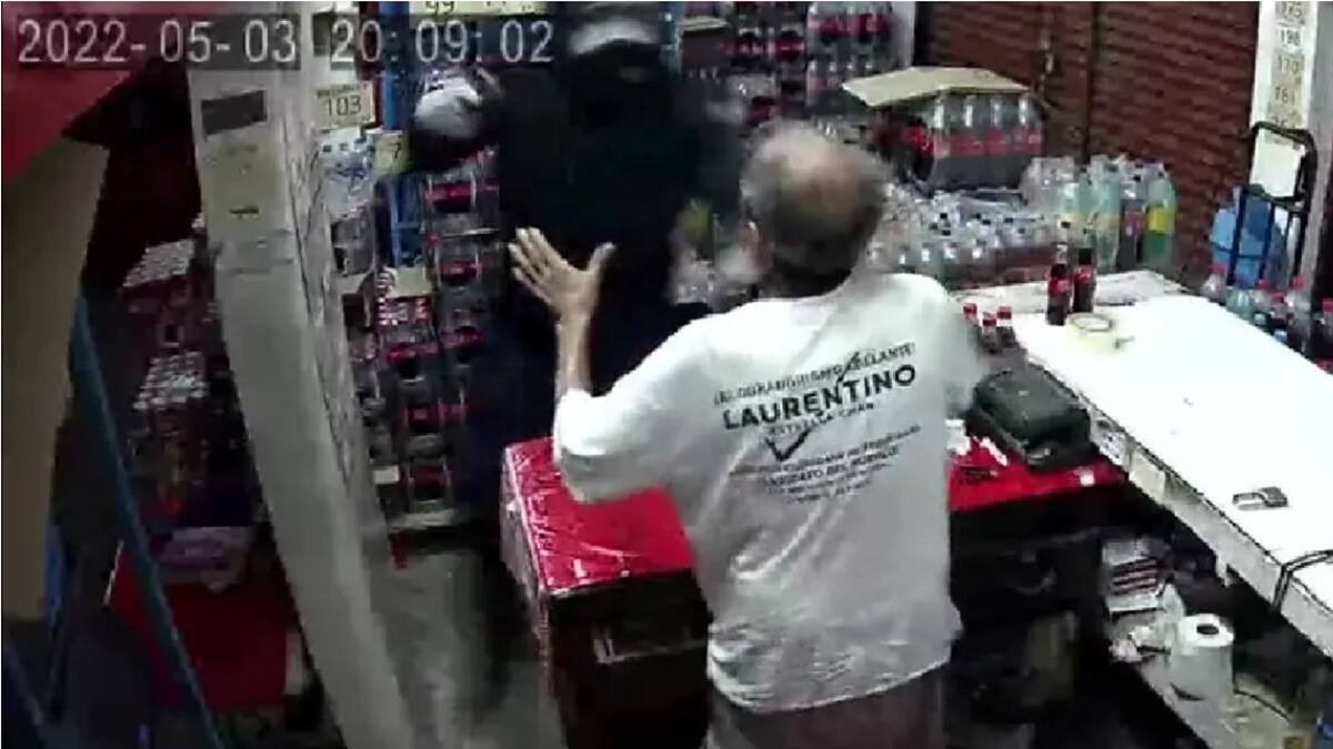 VIDEO | ¡Indignante! Asaltante agredió a un abuelito en una tienda de abarrotes en Quintana Roo