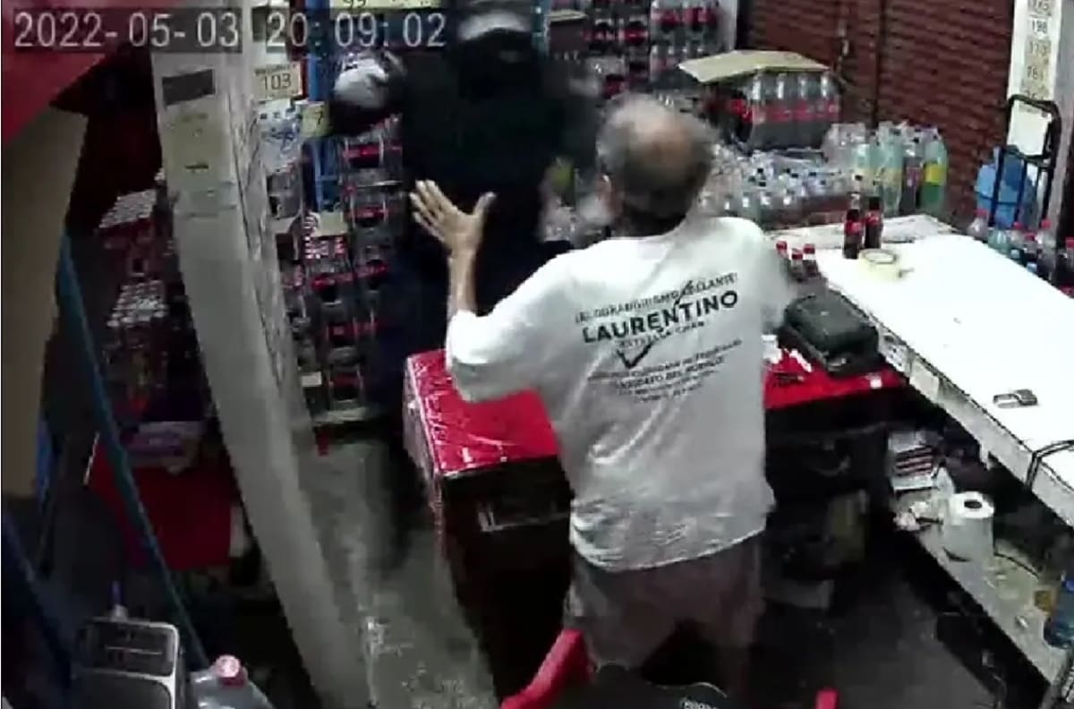 VIDEO | ¡Indignante! Asaltante agredió a un abuelito en una tienda de abarrotes en Quintana Roo