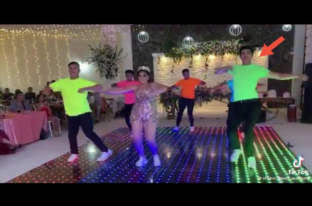 VIDEO | Chambelán le roba el show a la quinceañera por sacar los "pasos prohibidos" y se viraliza