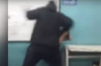 VIDEO | Joven con autismo se cansa de burlas y da una golpiza a su acosador