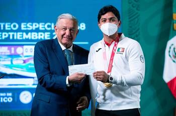 AMLO entregó más de 110 mdp a medallistas de Tokio 2020