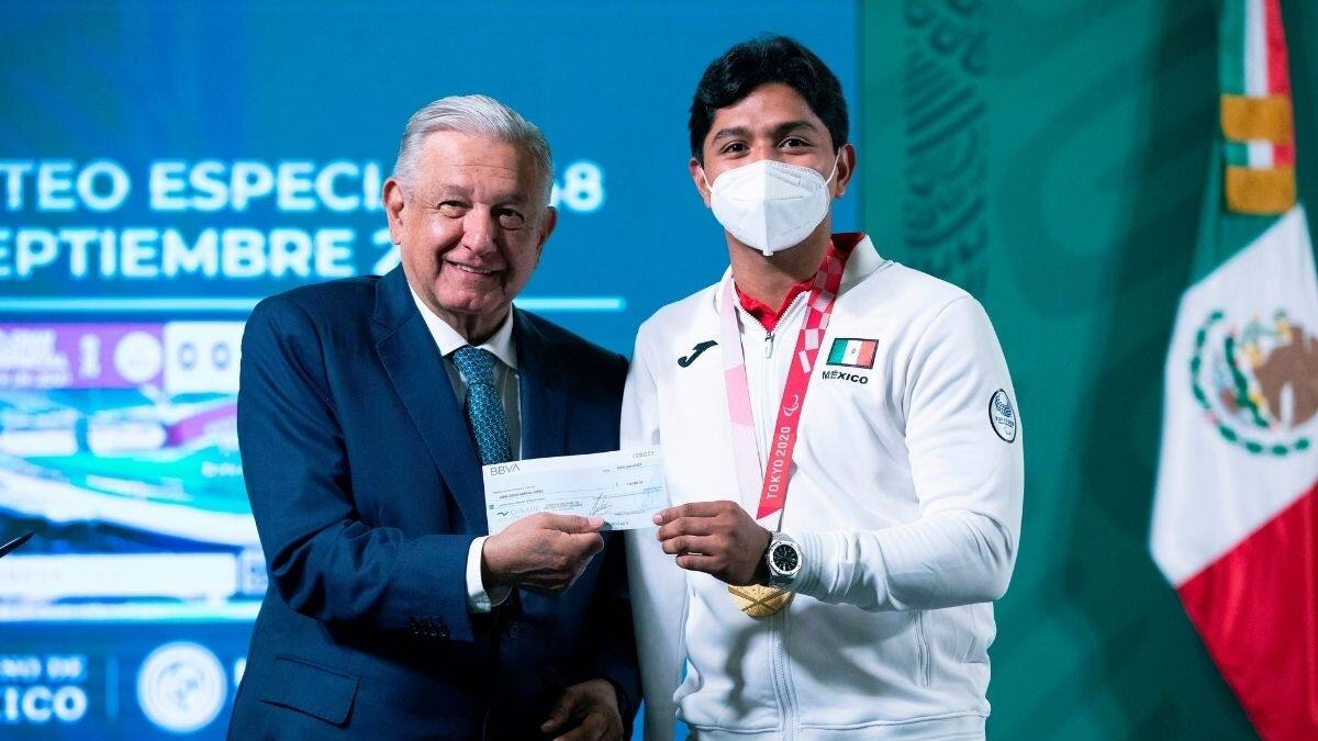 AMLO entregó más de 110 mdp a medallistas de Tokio 2020
