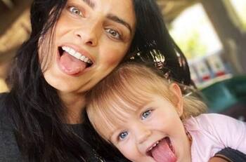 Aislinn Derbez presume a la pequeña Kailani bailando con vestido blanco